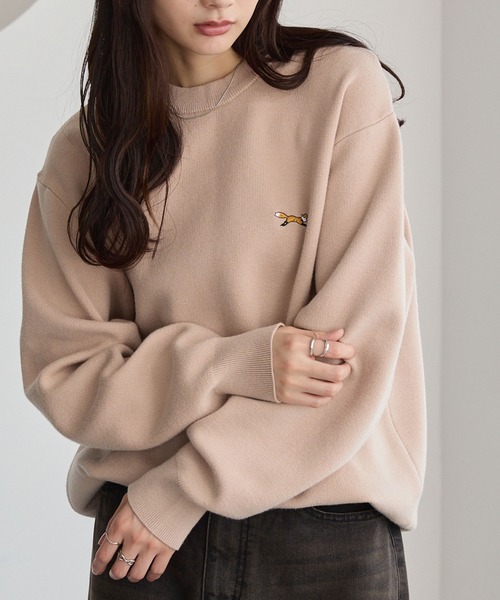 MONO-MART（モノマート）の「<抗ピリング/ウォッシャブル>PENNEYS/ペニーズ 別注 THE FOX ロゴ ワンポイントワッペン刺繍オーバーサイズジャガードスウェットライクニット（ニット/セーター・レディース・チャコール/ブラック系1/オフホワイト/ブラック/ライトグレー/アッシュブラウン/ネイビー/ベージュ/イエロー/レッド/ピンク/パープル系/ブルー・S/L/M）」の7枚目の写真