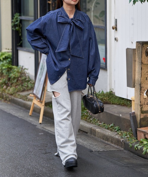 RAY CASSIN（レイカズン）の「デニムタイチュニック（シャツ/ブラウス・レディース・ブルー/ネイビー・FREE）」の3枚目の写真