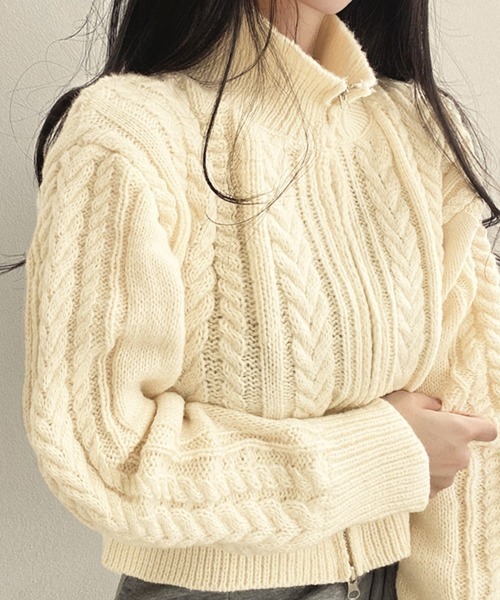 Kuroba(クロバ)の「ダブルファスナーケーブル編みニットカーディガン(カーディガン/ボレロ・レディース・チャコールグレー/グレー/オフホワイト・FREE)」の2枚目の写真