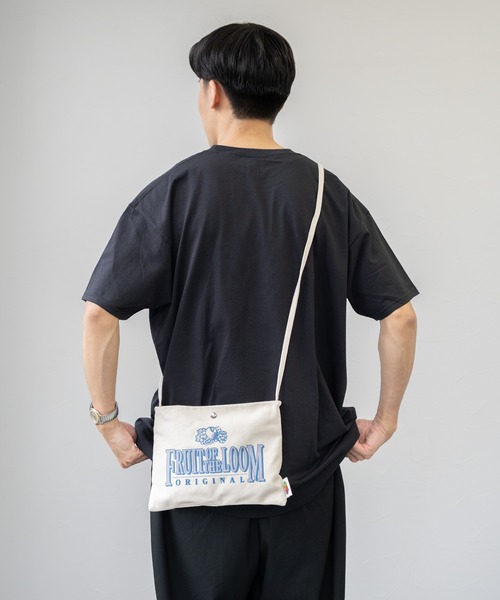 FRUIT OF THE LOOM（フルーツオブザルーム）の「GRAPHIC COTTON SHOULDER BAG / ショルダーバッグ / カジュアル / ロゴ / プリント / キャンバス / ユニセックス（ショルダーバッグ・レディース・サックスブルー/ブルー/オレンジ/イエロー/グリーン/ライトベージュ・FREE）」の2枚目の写真