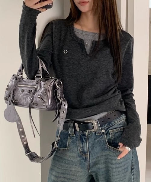 SHEPP(シープ)の「ワンポイントフェイクレイヤードロンT / ヘンリーネック / Vネック(Tシャツ/カットソー・レディース・ブラック/グレー・M/L)」の15枚目の写真