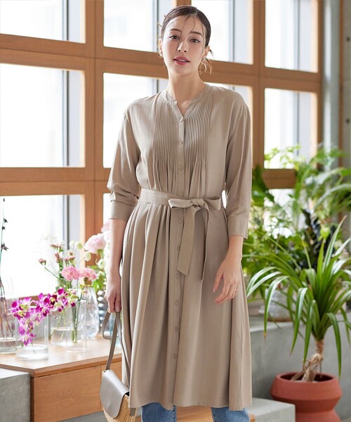 Tiaclasse(ティアクラッセ)の「ピンタックシャツワンピース(ワンピース・レディース・サックスブルー/ベージュ/ネイビー・S/M/L)」の7枚目の写真