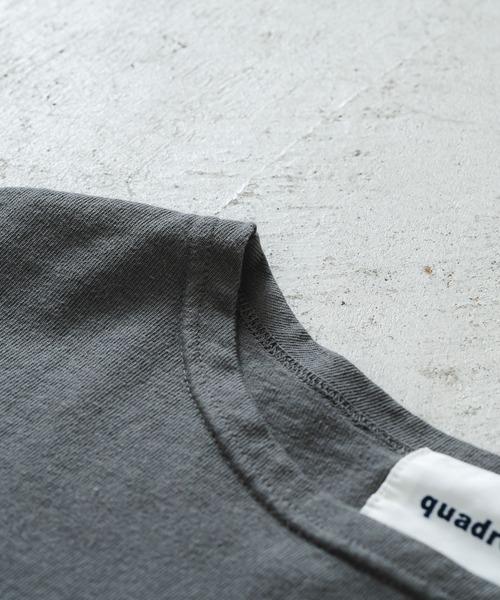 quadro(クオドロ)の「14/1エメラルド天竺ドロップショルダークルーネックプルオーバー(Tシャツ/カットソー・メンズ・ダークネイビー/グレー/オフホワイト・MEDIUM/LARGE)」の8枚目の写真
