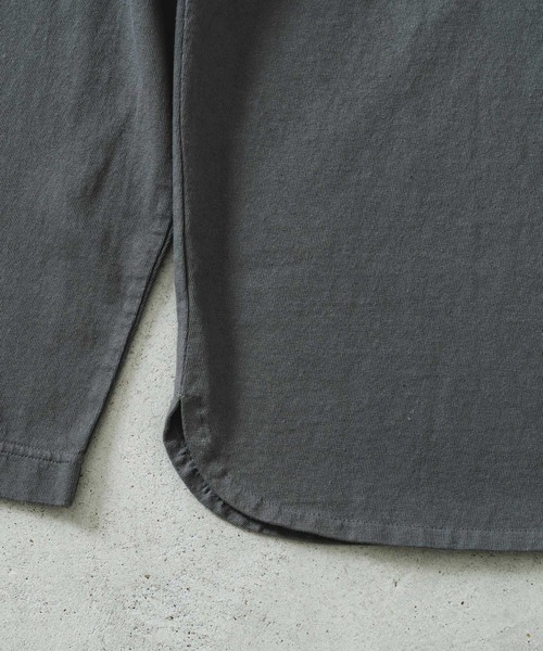 quadro(クオドロ)の「14/1エメラルド天竺ドロップショルダークルーネックプルオーバー(Tシャツ/カットソー・メンズ・ダークネイビー/グレー/オフホワイト・MEDIUM/LARGE)」の11枚目の写真