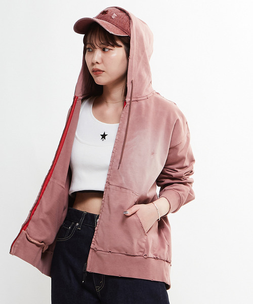 CONVERSE TOKYO(コンバーストウキョウ)の「PIGMENT DYE DISTRESSED ZIP-UP HOODIE(パーカー・レディース・ピンク/アイボリー/スミクロ・MEDIUM/SMALL)」の4枚目の写真