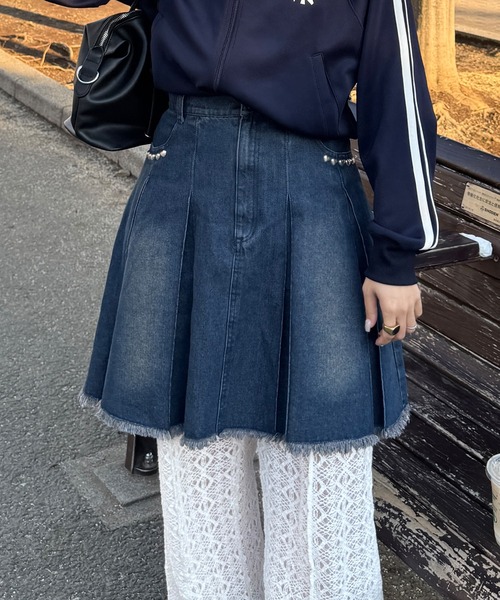 napinna maison(ナピナメゾン)の「【napinna maison×4sisters】スタッズフリンジデニムスカート(ミニ丈/ミディアム丈)(デニムスカート・レディース・ブルー系2/ブルー系1・FREE)」の2枚目の写真
