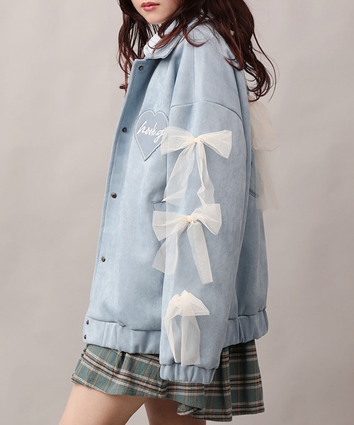 HOOK（フック）の「【HOOK】for girls 　チェリー刺繍チュールリボン付きスエード風コーチジャケット（カバーオール・レディース・ブラック/ブルー・SMALL/MEDIUM/LARGE）」の4枚目の写真