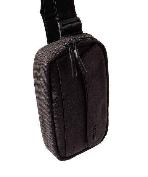 incase（インケース）の「【Incase/インケース】Crosstown Sling（ショルダーバッグ・メンズ・ブラック・FREE）」の3枚目の写真