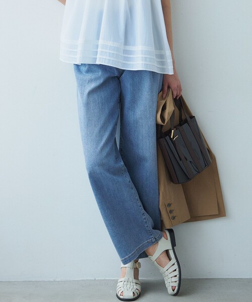 23区 L(ニジュウサンクオオキイサイズ)の「【FUDGE掲載/接触冷感】23区DENIM サマー タック ワイド パンツ(デニムパンツ・レディース・スカイブルー系/ターコイズブルー系・44/46/50/48)」の2枚目の写真