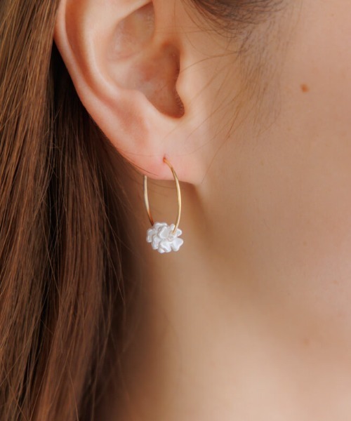 flower（フラワー）の「ライラックフープピアス（ピアス（片耳用）・レディース・ゴールド/シルバー・FREE）」の2枚目の写真