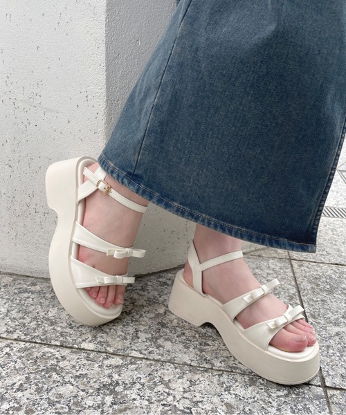 one way（ワンウェイ）の「リボンストラップサンダル（サンダル・レディース・アイボリー/ブラック・MEDIUM/LARGE/SMALL）」の2枚目の写真