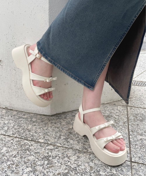 one way（ワンウェイ）の「リボンストラップサンダル（サンダル・レディース・アイボリー/ブラック・MEDIUM/LARGE/SMALL）」の3枚目の写真