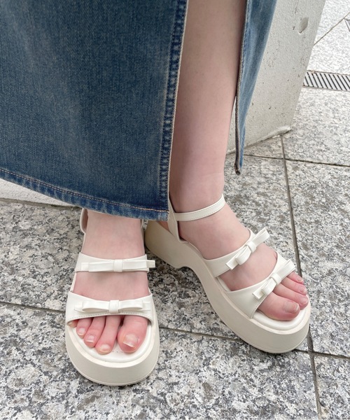 one way（ワンウェイ）の「リボンストラップサンダル（サンダル・レディース・アイボリー/ブラック・MEDIUM/LARGE/SMALL）」の4枚目の写真