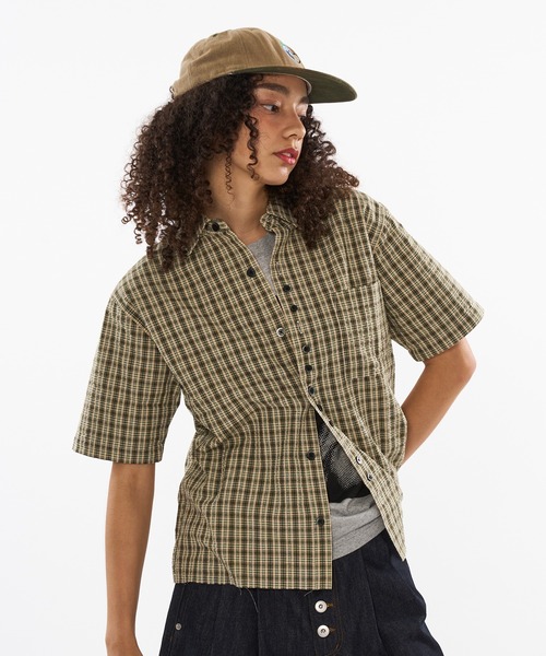 WISH FOR EVER（ウィッシュフォーエバー）の「FAKE BOTTON SEERSUCKER SHORT SHIRT/ フェイクボタンシアサッカーショートシャツ（シャツ/ブラウス・メンズ・レッド/カーキ/ライトブルー・SMALL/MEDIUM/LARGE）」の2枚目の写真