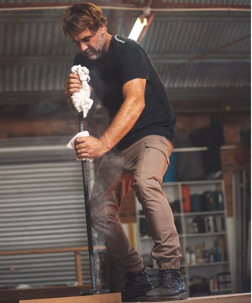 VOLCOM（ボルコム）の「【VOLCOM/ボルコム】Workwear Caliper Cuffed Pants /ワークジョガーパンツ（その他パンツ・メンズ・ブラック/ブラウン系その他・30inch/32inch/34inch/31inch）」の2枚目の写真