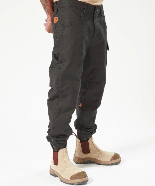 VOLCOM（ボルコム）の「【VOLCOM/ボルコム】Workwear Caliper Cuffed Pants /ワークジョガーパンツ（その他パンツ・メンズ・ブラック/ブラウン系その他・30inch/32inch/34inch/31inch）」の4枚目の写真