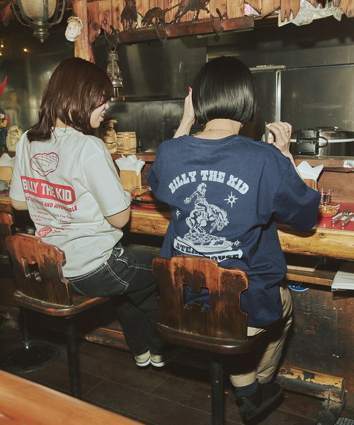 JOURNAL STANDARD(ジャーナルスタンダード)の「BILLY THE KID / ビリー・ザ・キッド Tシャツ(Tシャツ/カットソー・メンズ・ライトホワイト/ブラック系その他/ホワイト/ホワイト×ホワイト/ブラック/ネイビー/ホワイト系その他・LARGE/MEDIUM/XX-LARGE/X-LARGE)」の8枚目の写真