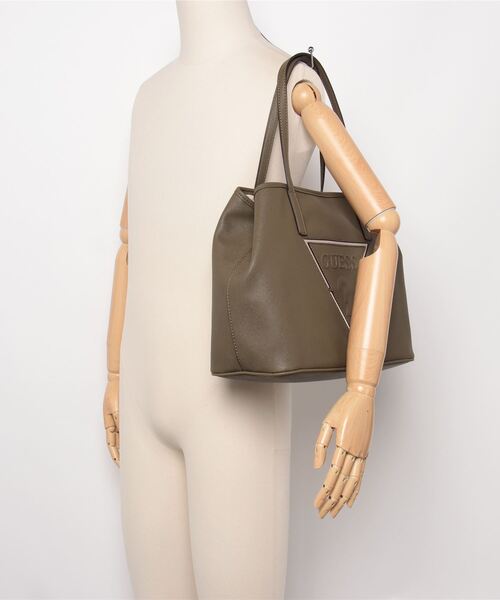 Guess（ゲス）の「PORTINI Trap Tote トートバッグ  （トートバッグ・レディース・ネイビー/ブラック/オリーブ/ライトベージュ・ONE SIZE）」の21枚目の写真