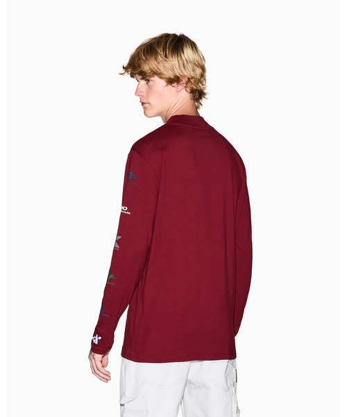 ARMANI EXCHANGE（アルマーニエクスチェンジ）の「【A|X アルマーニ エクスチェンジ】ランダムロゴ 長袖クルーネックTシャツ/REGULAR（Tシャツ/カットソー・メンズ・オフホワイト/ダークネイビー/レッド・X-LARGE/SMALL/MEDIUM/LARGE/XX-LARGE/X-SMALL）」の4枚目の写真
