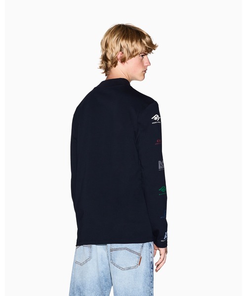 ARMANI EXCHANGE（アルマーニエクスチェンジ）の「【A|X アルマーニ エクスチェンジ】ランダムロゴ 長袖クルーネックTシャツ/REGULAR（Tシャツ/カットソー・メンズ・オフホワイト/ダークネイビー/レッド・X-LARGE/SMALL/MEDIUM/LARGE/XX-LARGE/X-SMALL）」の8枚目の写真