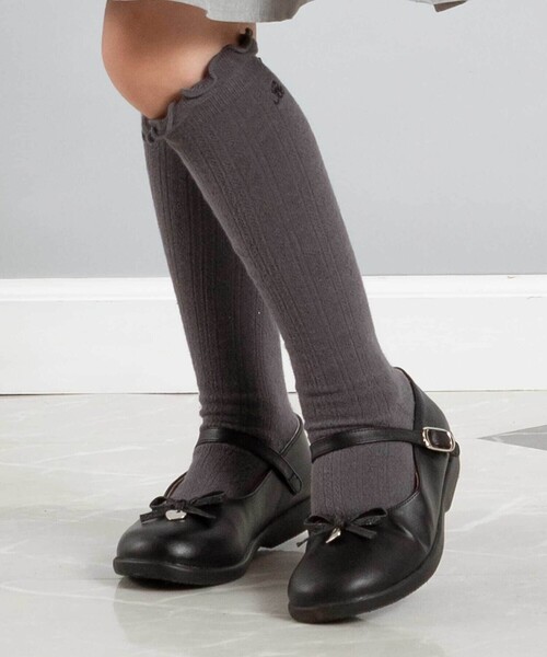 BeBe(ベベ)の「リボン付きプレーントゥストラップシューズ(16~21cm)(パンプス・キッズ・グレー/ブラック・17.0cm/19.0cm/18.0cm/20.0cm/21.0cm/16.0cm)」の4枚目の写真
