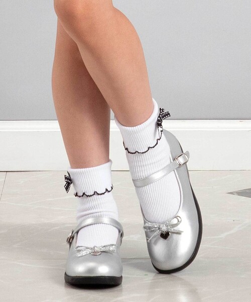 BeBe(ベベ)の「リボン付きプレーントゥストラップシューズ(16~21cm)(パンプス・キッズ・グレー/ブラック・17.0cm/19.0cm/18.0cm/20.0cm/21.0cm/16.0cm)」の5枚目の写真