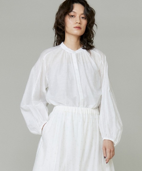 INED（イネド）の「ラメドットギャザーブラウス【セットアップ対応】（シャツ/ブラウス・レディース・カーキ/オフホワイト/ブラック・9号）」の2枚目の写真