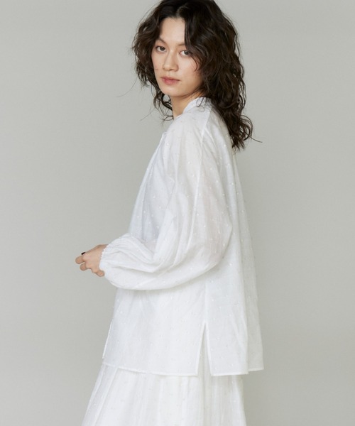 INED（イネド）の「ラメドットギャザーブラウス【セットアップ対応】（シャツ/ブラウス・レディース・カーキ/オフホワイト/ブラック・9号）」の9枚目の写真