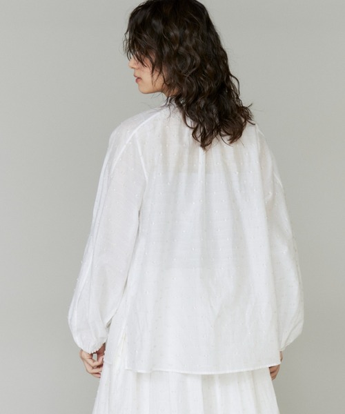 INED（イネド）の「ラメドットギャザーブラウス【セットアップ対応】（シャツ/ブラウス・レディース・カーキ/オフホワイト/ブラック・9号）」の10枚目の写真