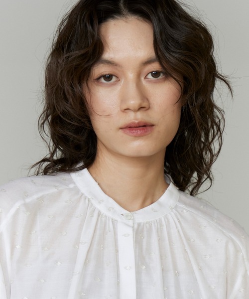 INED（イネド）の「ラメドットギャザーブラウス【セットアップ対応】（シャツ/ブラウス・レディース・カーキ/オフホワイト/ブラック・9号）」の11枚目の写真