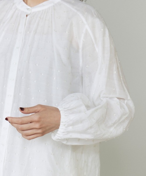 INED（イネド）の「ラメドットギャザーブラウス【セットアップ対応】（シャツ/ブラウス・レディース・カーキ/オフホワイト/ブラック・9号）」の12枚目の写真