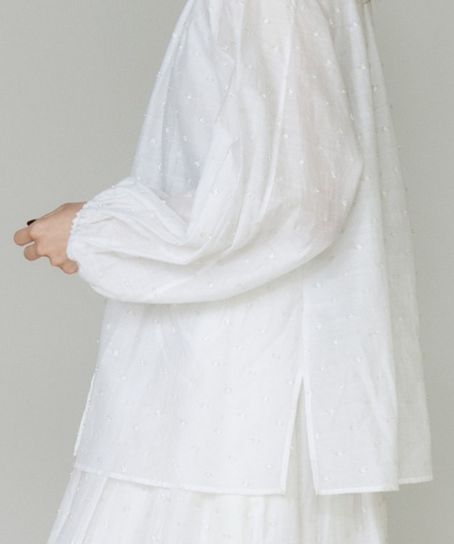 INED（イネド）の「ラメドットギャザーブラウス【セットアップ対応】（シャツ/ブラウス・レディース・カーキ/オフホワイト/ブラック・9号）」の4枚目の写真