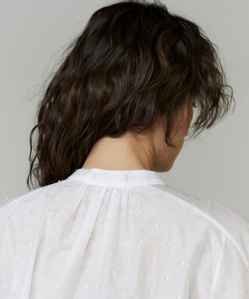 INED（イネド）の「ラメドットギャザーブラウス【セットアップ対応】（シャツ/ブラウス・レディース・カーキ/オフホワイト/ブラック・9号）」の5枚目の写真