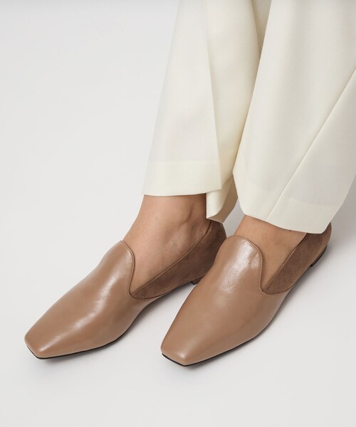 green label relaxing（グリーンレーベルリラクシング）の「スクエアオペラ フラットシューズ 撥水（ドレスシューズ・レディース・ベージュ/ブラック・22.5cm/23cm/23.5cm/24cm/24.5cm/25cm）」の2枚目の写真