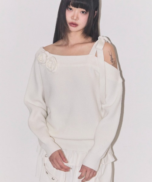 ILLIGO(イリゴ)の「【日本未発売/WEB限定】ILLIGO(イリゴ)/ブローチ付き オフショルダー ニット プルオーバー/BLOOM BOW OFF-SHOULDER KNIT(ニット/セーター・レディース・アイボリー/ブラック/ピンク・M)」の6枚目の写真