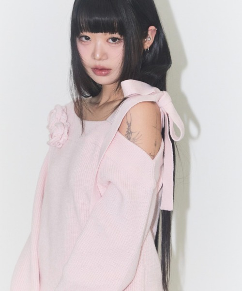 ILLIGO(イリゴ)の「【日本未発売/WEB限定】ILLIGO(イリゴ)/ブローチ付き オフショルダー ニット プルオーバー/BLOOM BOW OFF-SHOULDER KNIT(ニット/セーター・レディース・アイボリー/ブラック/ピンク・M)」の17枚目の写真