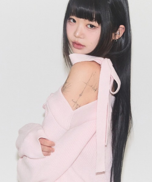 ILLIGO(イリゴ)の「【日本未発売/WEB限定】ILLIGO(イリゴ)/ブローチ付き オフショルダー ニット プルオーバー/BLOOM BOW OFF-SHOULDER KNIT(ニット/セーター・レディース・アイボリー/ブラック/ピンク・M)」の16枚目の写真