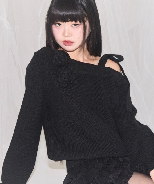 ILLIGO(イリゴ)の「【日本未発売/WEB限定】ILLIGO(イリゴ)/ブローチ付き オフショルダー ニット プルオーバー/BLOOM BOW OFF-SHOULDER KNIT(ニット/セーター・レディース・アイボリー/ブラック/ピンク・M)」の9枚目の写真