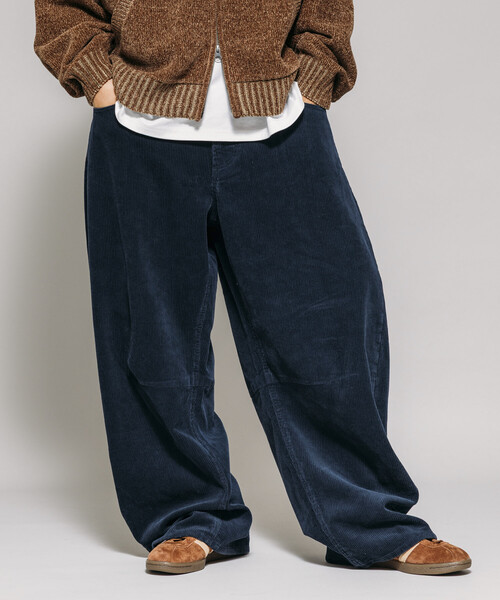 FREAK'S STORE(フリークスストア)の「ワイドシルエット ワンウォッシュ カーブ コーデュロイパンツ(その他パンツ・メンズ・ブラック/オリーブ/ブラウン/ネイビー・MEDIUM/LARGE/SMALL)」の4枚目の写真