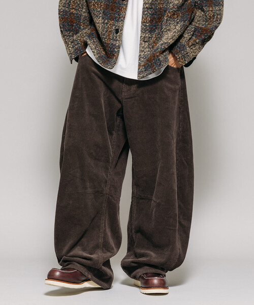 FREAK'S STORE(フリークスストア)の「ワイドシルエット ワンウォッシュ カーブ コーデュロイパンツ(その他パンツ・メンズ・ブラック/オリーブ/ブラウン/ネイビー・MEDIUM/LARGE/SMALL)」の2枚目の写真