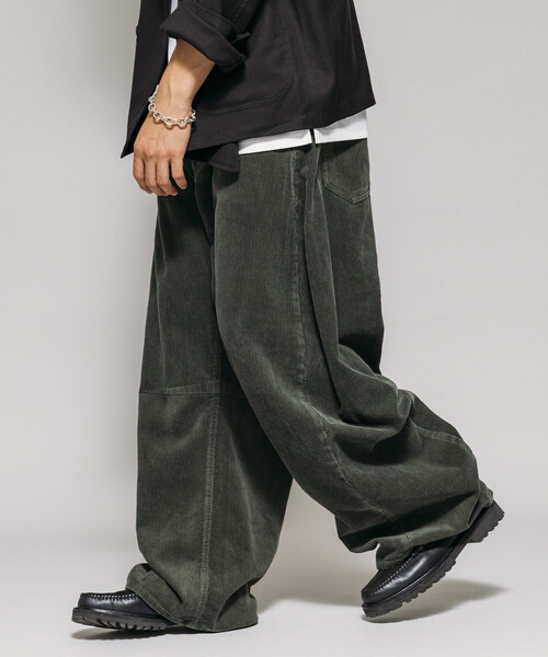 FREAK'S STORE(フリークスストア)の「ワイドシルエット ワンウォッシュ カーブ コーデュロイパンツ(その他パンツ・メンズ・ブラック/オリーブ/ブラウン/ネイビー・MEDIUM/LARGE/SMALL)」の3枚目の写真