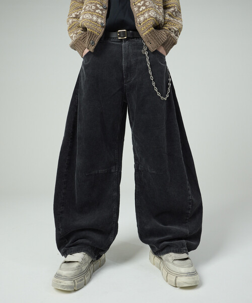 FREAK'S STORE(フリークスストア)の「ワイドシルエット ワンウォッシュ カーブ コーデュロイパンツ(その他パンツ・メンズ・ブラック/オリーブ/ブラウン/ネイビー・MEDIUM/LARGE/SMALL)」の1枚目の写真