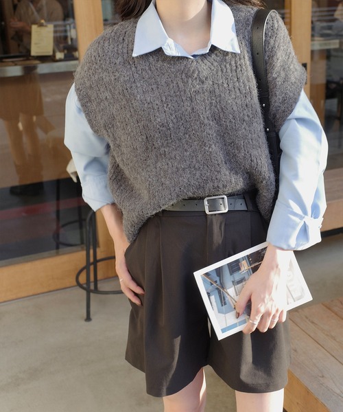 Reurie'（レウリィ）の「ニットベスト(sayaka select) / Vネック シンプル カジュアル モード 韓国 重ね着 レイヤード（ベスト・レディース・チャコールグレー/ダークベージュ・FREE）」の4枚目の写真