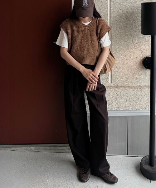 Reurie'（レウリィ）の「ニットベスト(sayaka select) / Vネック シンプル カジュアル モード 韓国 重ね着 レイヤード（ベスト・レディース・チャコールグレー/ダークベージュ・FREE）」の6枚目の写真