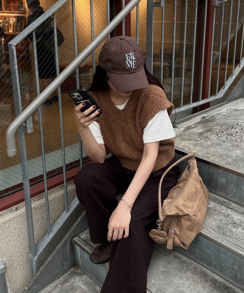 Reurie'（レウリィ）の「ニットベスト(sayaka select) / Vネック シンプル カジュアル モード 韓国 重ね着 レイヤード（ベスト・レディース・チャコールグレー/ダークベージュ・FREE）」の5枚目の写真