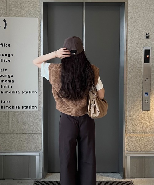 Reurie'（レウリィ）の「ニットベスト(sayaka select) / Vネック シンプル カジュアル モード 韓国 重ね着 レイヤード（ベスト・レディース・チャコールグレー/ダークベージュ・FREE）」の15枚目の写真