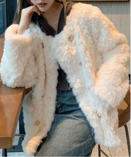 WEGO（ウィゴー）の「WEGO/ダブルボタンフェイクファーノーカラージャケット（ノーカラージャケット・レディース・ホワイト・MEDIUM/LARGE）」の4枚目の写真