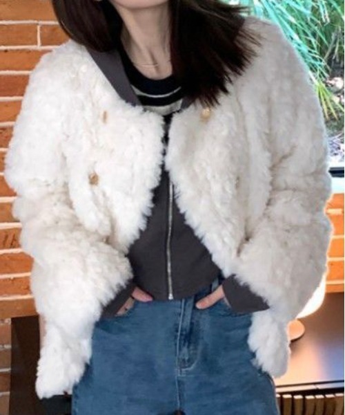 WEGO（ウィゴー）の「WEGO/ダブルボタンフェイクファーノーカラージャケット（ノーカラージャケット・レディース・ホワイト・MEDIUM/LARGE）」の5枚目の写真