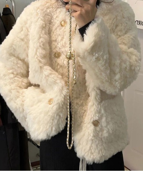 WEGO（ウィゴー）の「WEGO/ダブルボタンフェイクファーノーカラージャケット（ノーカラージャケット・レディース・ホワイト・MEDIUM/LARGE）」の8枚目の写真