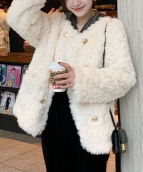 WEGO（ウィゴー）の「WEGO/ダブルボタンフェイクファーノーカラージャケット（ノーカラージャケット・レディース・ホワイト・MEDIUM/LARGE）」の9枚目の写真